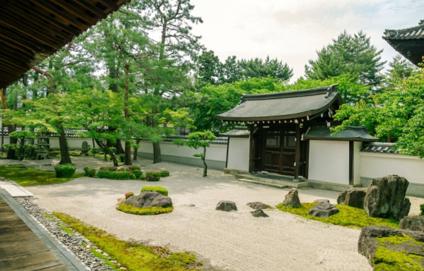 Taman minimalis dengan taman air dan taman berpasir